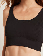 Boody ribbade sömlösa BH är gjord av ett elastiskt, ribbstickat bambutyg som andas. Den kan bäras som underdel eller som en crop top och har en perfekt balans mellan stil och komfort. Ryggen är mjuk och det breda resårbandet under bysten ger stöd hela dagen. BH:n har breda, icke justerbara axelband i en sömlös design. Den har ingen vaddering men är dubbelskiktad för både stöd och komfort.