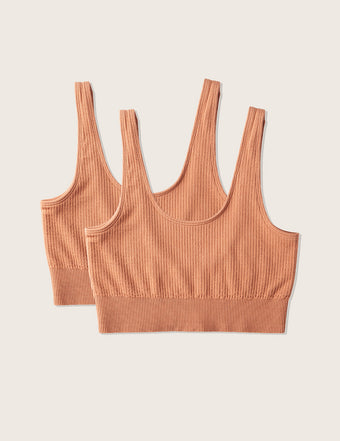 Boody ribbade sömlösa BH är gjord av ett elastiskt, ribbstickat bambutyg som andas. Den kan bäras som underdel eller som en crop top och har en perfekt balans mellan stil och komfort. Ryggen är mjuk och det breda resårbandet under bysten ger stöd hela dagen. BH:n har breda, icke justerbara axelband i en sömlös design. Den har ingen vaddering men är dubbelskiktad för både stöd och komfort.